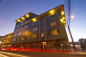 Front of property – evening/night - Agustos Cusco (Cusco)