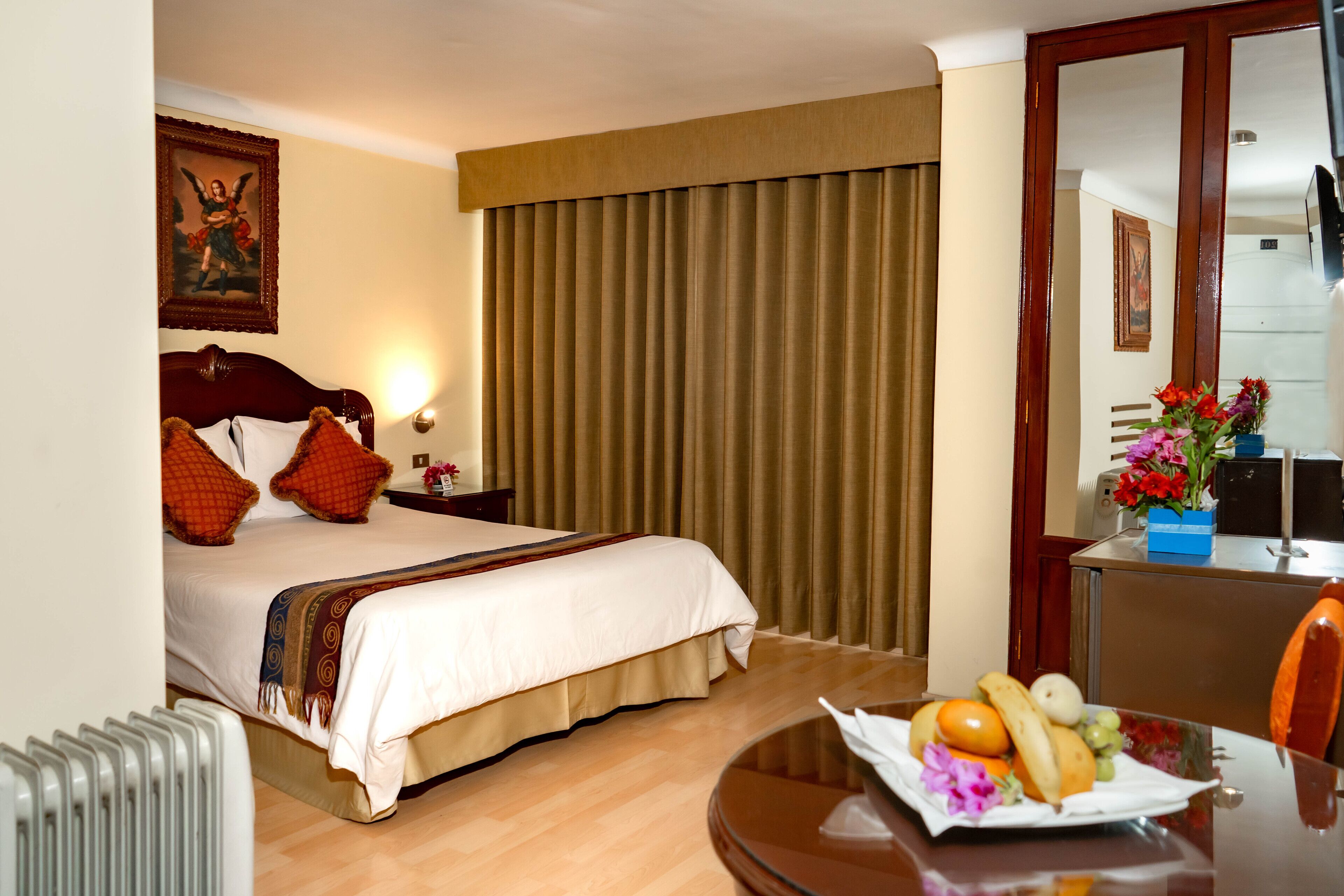 single room | minibar, in-room safe, desk, blackout curtains