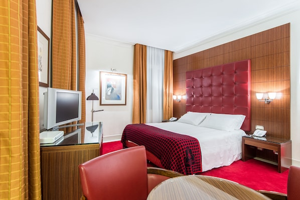 Habitación Deluxe con 1 cama matrimonial o 2 individuales | Ropa de cama de alta calidad y minibar