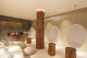 ساونا، حوض استحمام ساخن، غرفة بخار، علاجات للجسم، العلاج بالماء