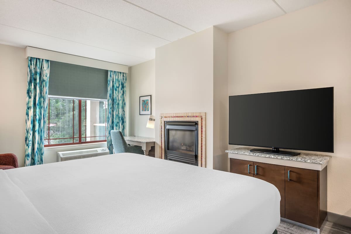 Chambre Deluxe, 1 trÚs grand lit, foyer | Literie de qualité, couette en duvet, bureau, fer et planche à repasser