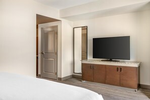 Suite, 1 habitación, bañera de hidromasaje | Ropa de cama de alta calidad, edredones de plumas, escritorio