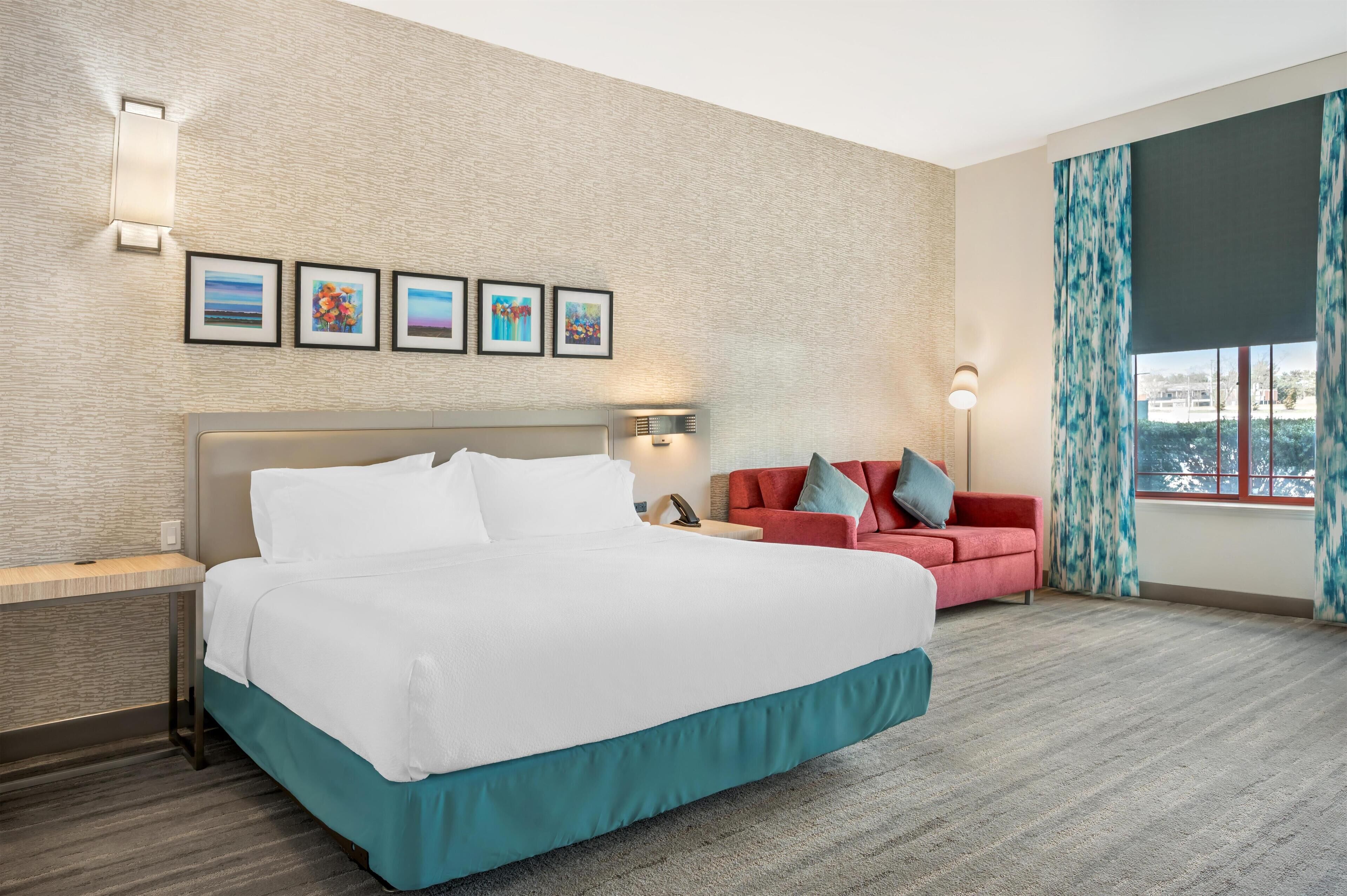 Room, 1 King Bed, Balcony | Living area | 42-inch flat-screen TV with cable channels, TV