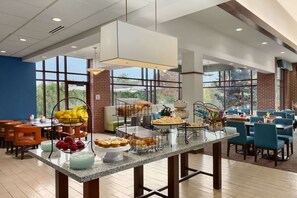 Se sirven desayunos y cenas, cocina americana