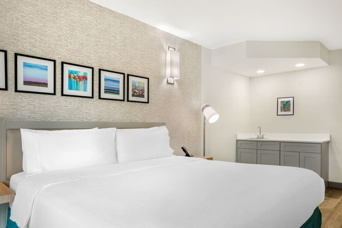 Habitación, 1 cama King size, balcón | Ropa de cama de alta calidad, edredón y escritorio