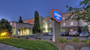 A Hampton Inn hotel with a well-lit entrance, parking lot, and a signboard. - Hampton Inn Twin Falls Id (Twin Falls)