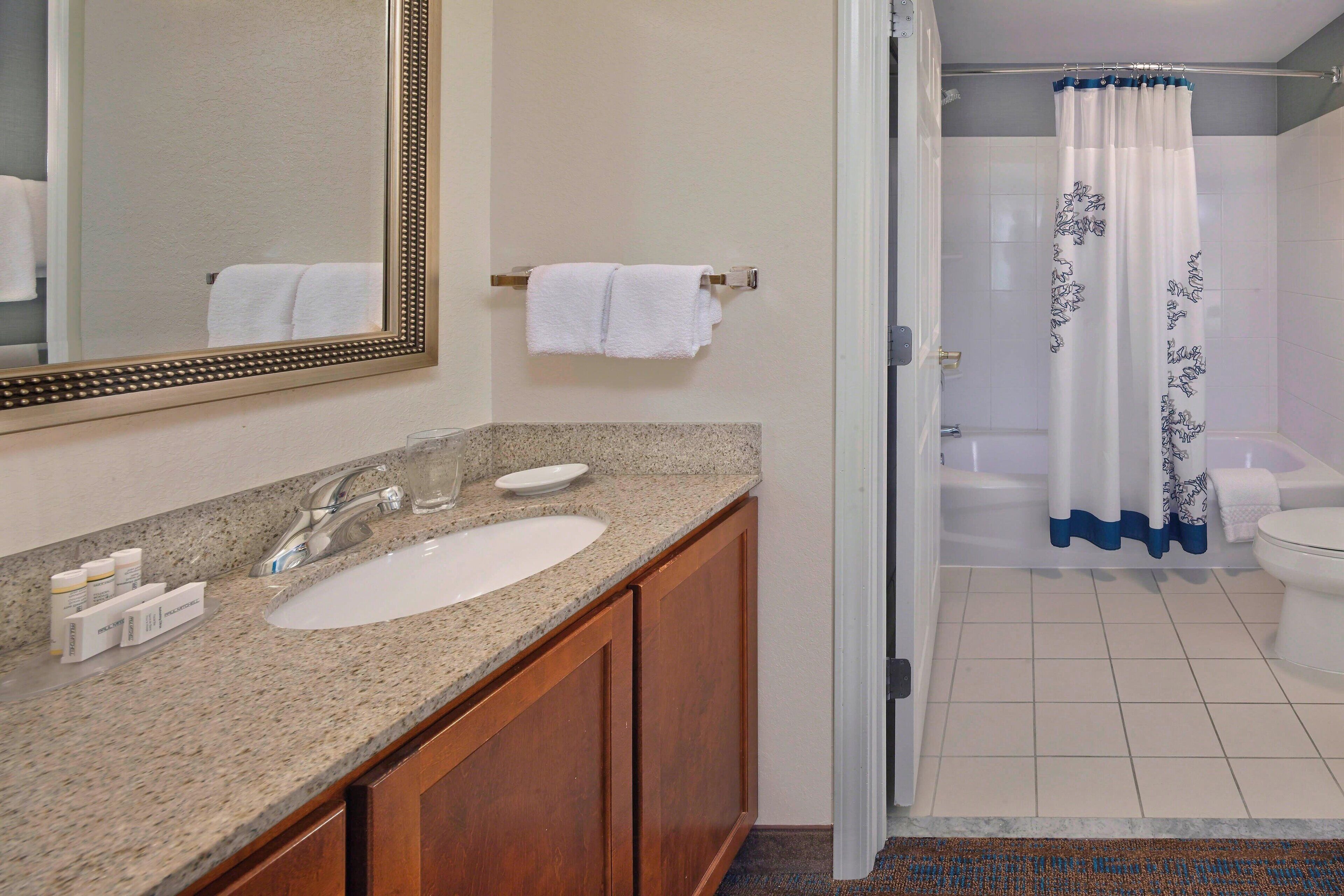 suite, 2 bedrooms | bathroom | combined shower/bathtub, free toiletries, hair dryer, towels