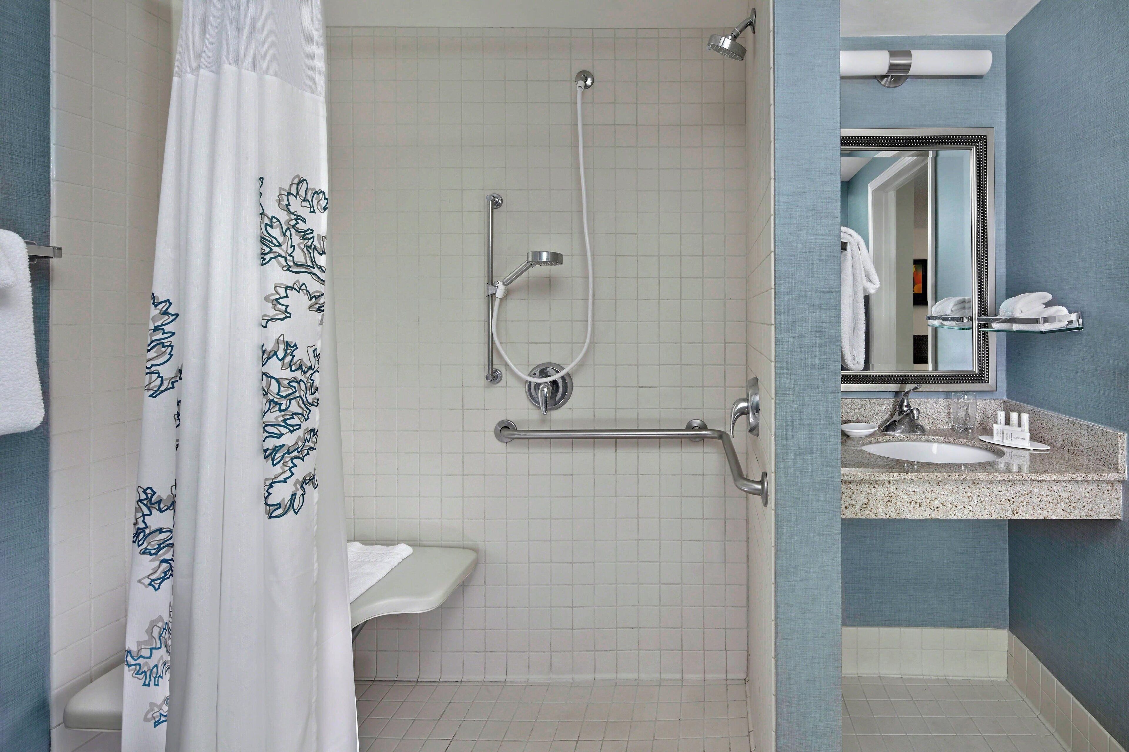 studio, 1 queen bed with sofa bed | bathroom | combined shower/bathtub, free toiletries, hair dryer, towels