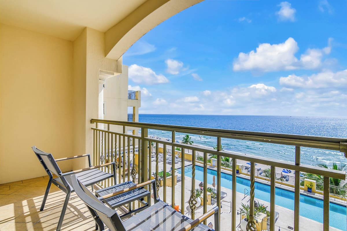 Studio, 1 King Bed, Balcony, Oceanfront | Premium bedding, pillowtop beds, in-room safe, desk