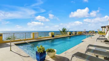 Piscine extérieure, parasols de plage, chaises longues