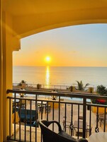 Bộ đồ giường cao cấp, nệm có lớp đệm bông, két bảo mật tại phòng 