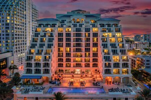 住宿正面 - 傍晚/夜晚