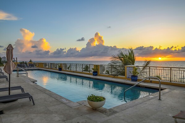 Outdoor pool, pool umbrellas, sun loungers - The Atlantic Hotel & Spa (Fort Lauderdale)