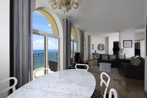 顶层房, 2 间卧室, 海滨 | 高档床上用品、加厚床垫、客房内保险箱、办公桌