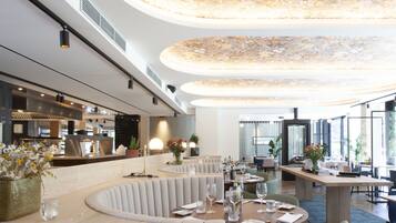 Serveert ontbijt, lunch en diner