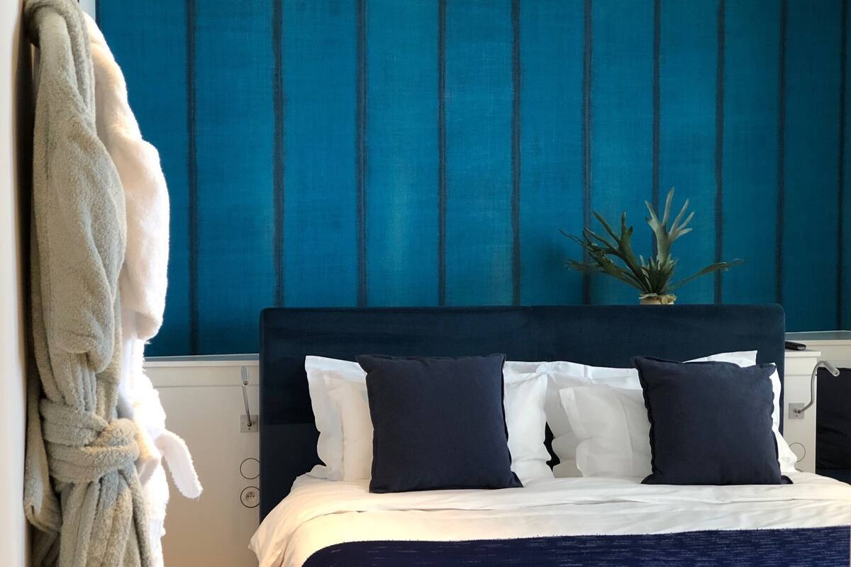 in-room safe, desk, laptop workspace, soundproofing