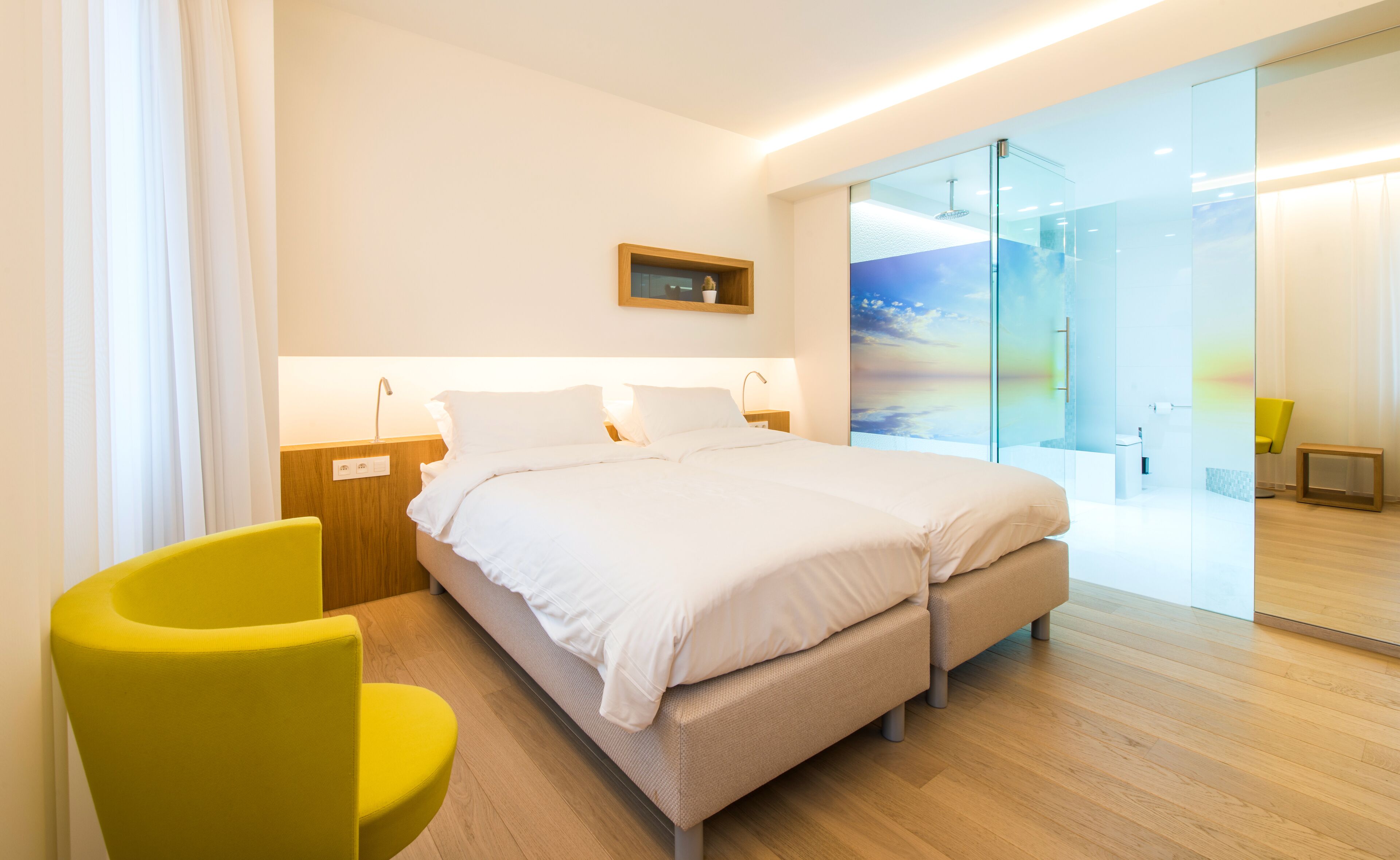 deluxe twin room, 2 single beds, non smoking | in-room safe, desk, laptop workspace, soundproofing