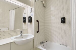 Bañera con ducha, artículos de tocador ecológicos, secador de pelo