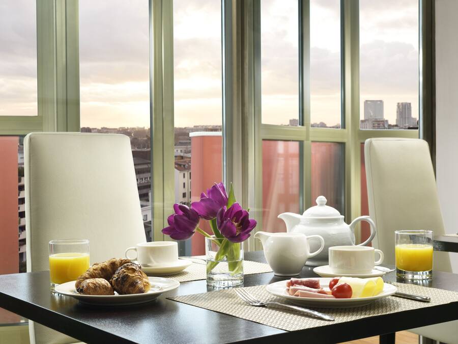 Daily continental breakfast (EUR 13 per person)