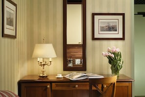 Hypo-allergenic bedding, down comforters, in-room safe, desk