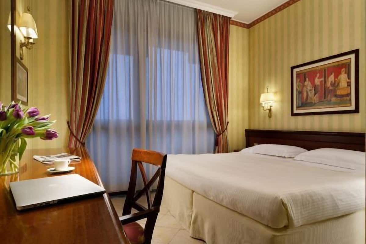 Hypo-allergenic bedding, down comforters, in-room safe, desk