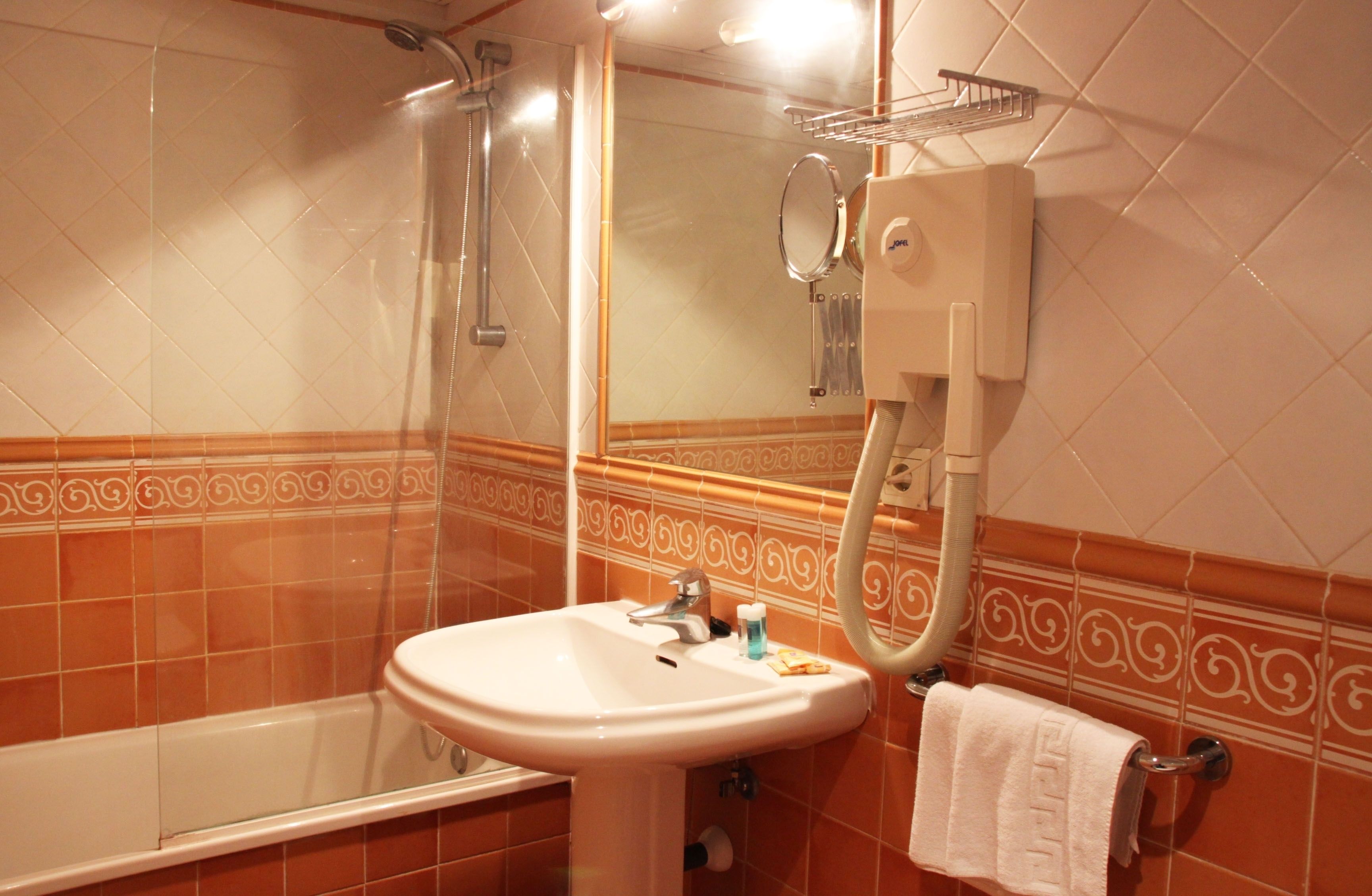 double room | bathroom | free toiletries, hair dryer, towels