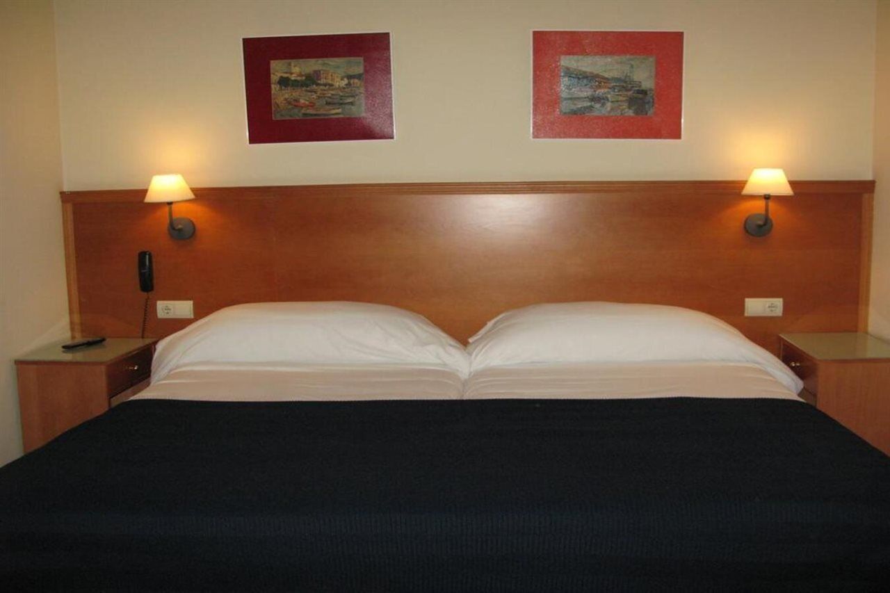 in-room safe, desk, laptop workspace, blackout curtains