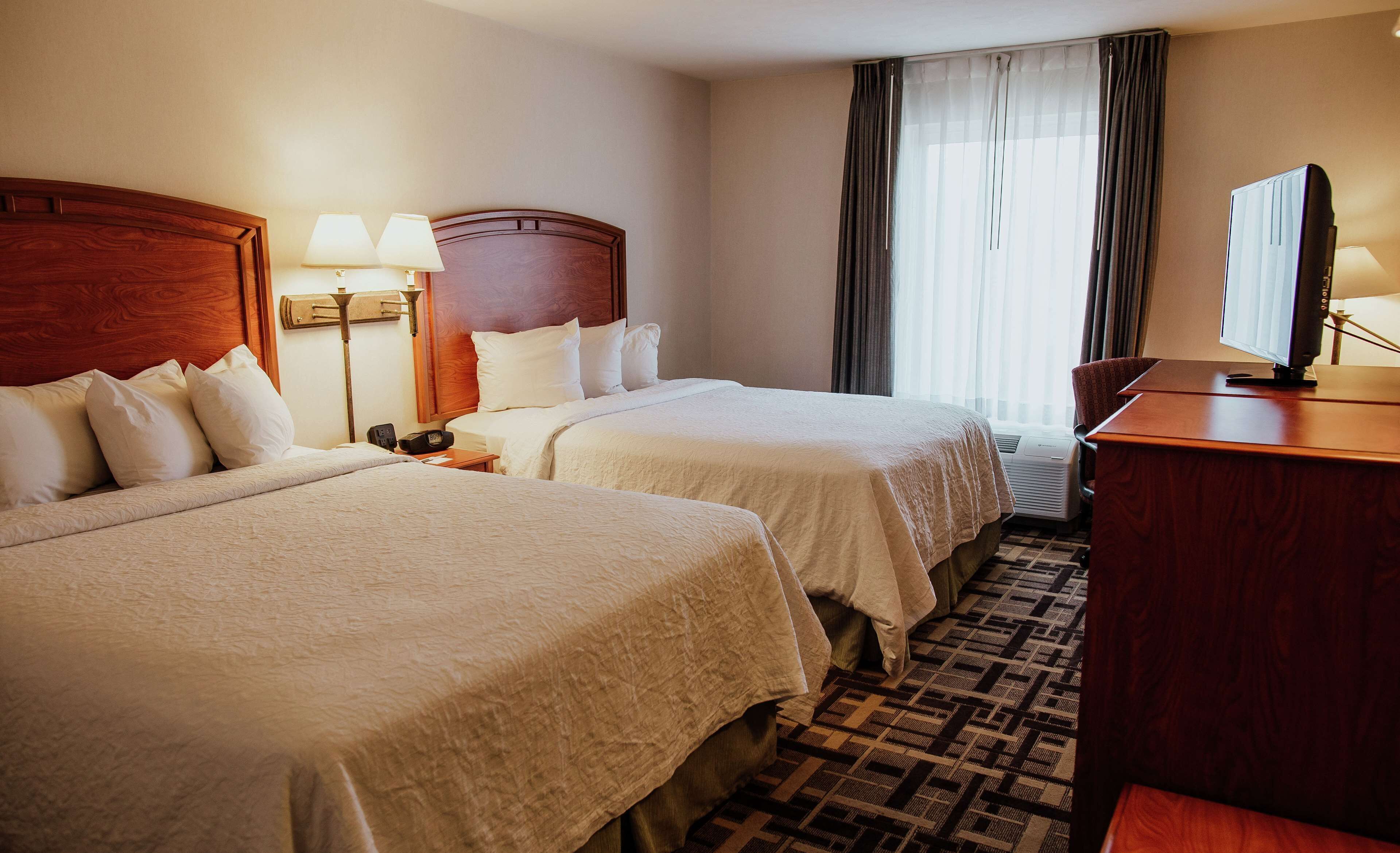 Cubrecamas, caja de seguridad en la habitación y escritorio 