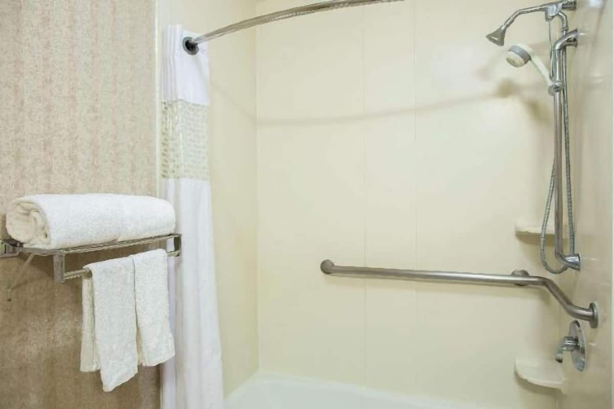 Bathroom | Combined shower/bathtub, designer toiletries, hair dryer, towels
