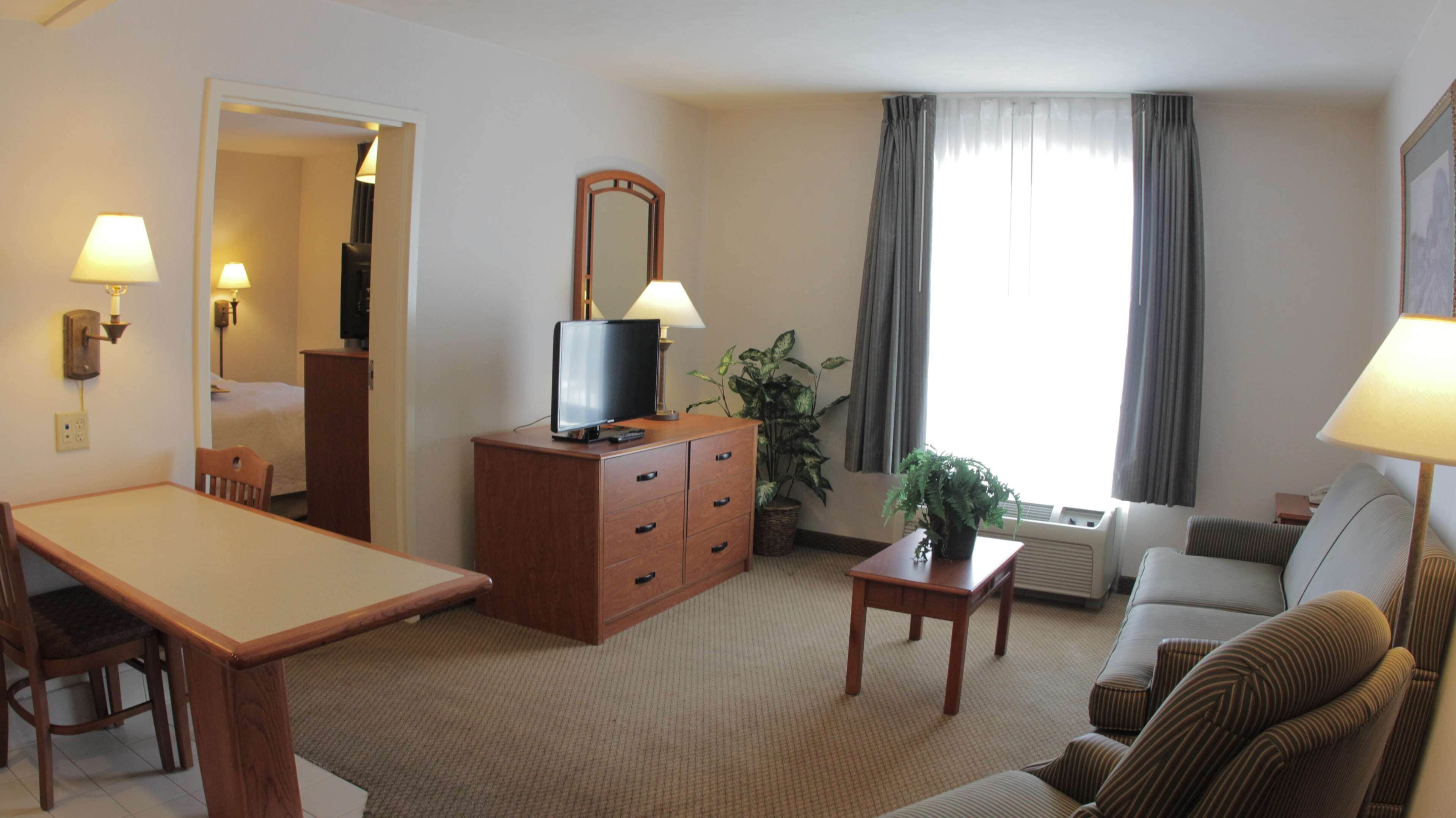 Suite, 1 habitación | Área de sala de estar | Televisión LED de 32 pulgadas con canales por cable y televisión 