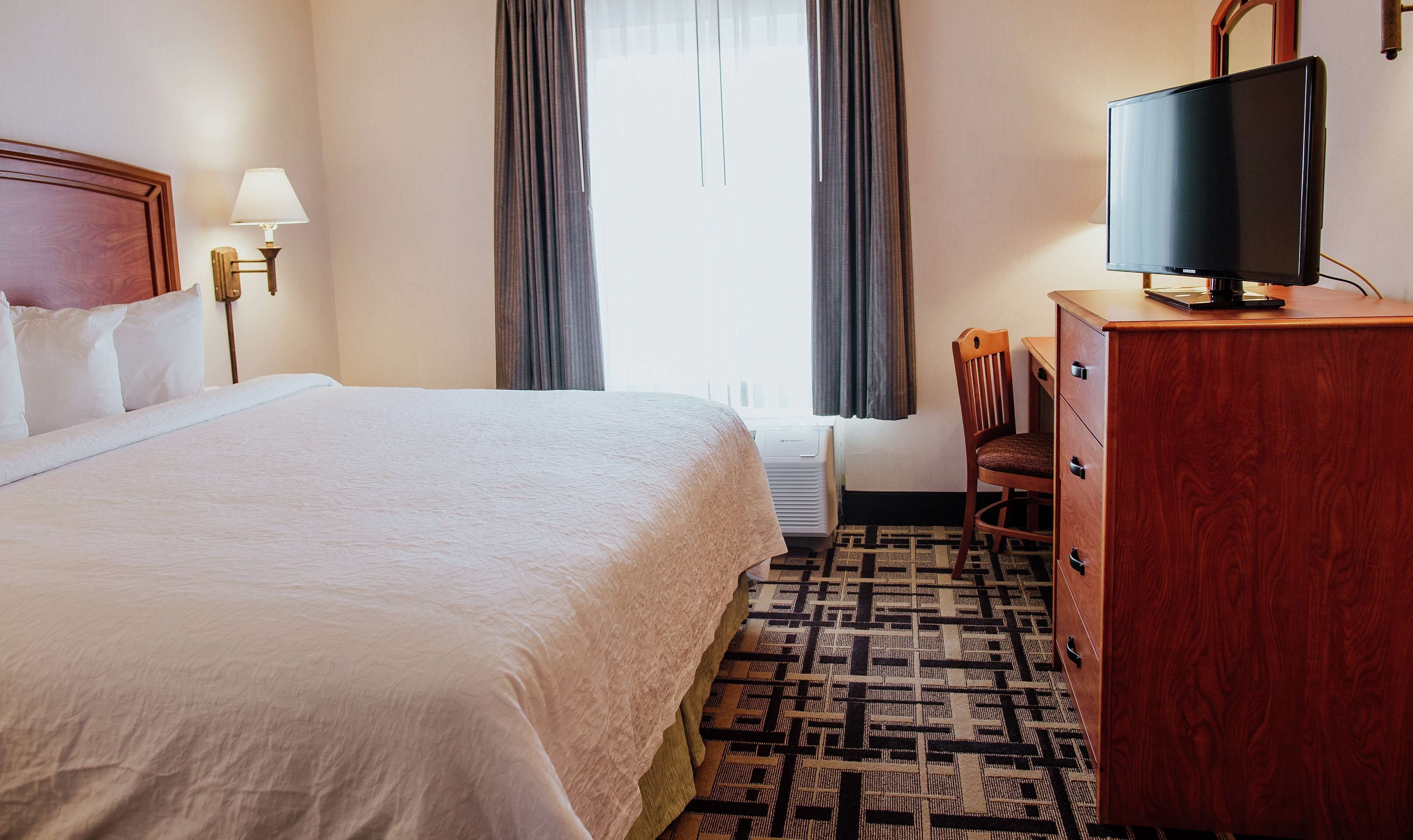 Cubrecamas, caja de seguridad en la habitación y escritorio 