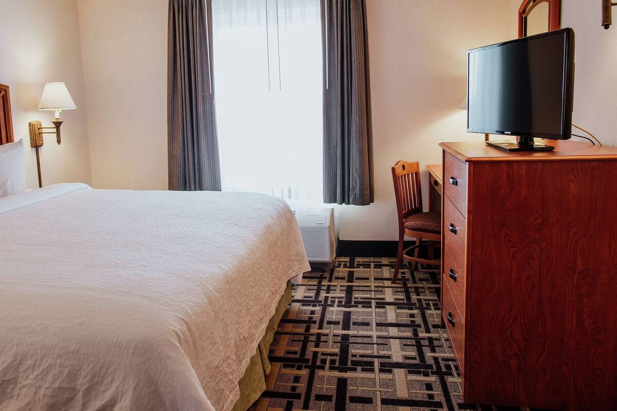 Down duvets, in-room safe, desk, laptop workspace