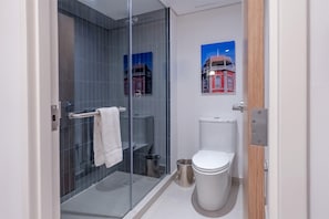 Suite - 1 soveværelse | Badeværelse | Bruser, designertoiletartikler, hårtørrer, håndklæder