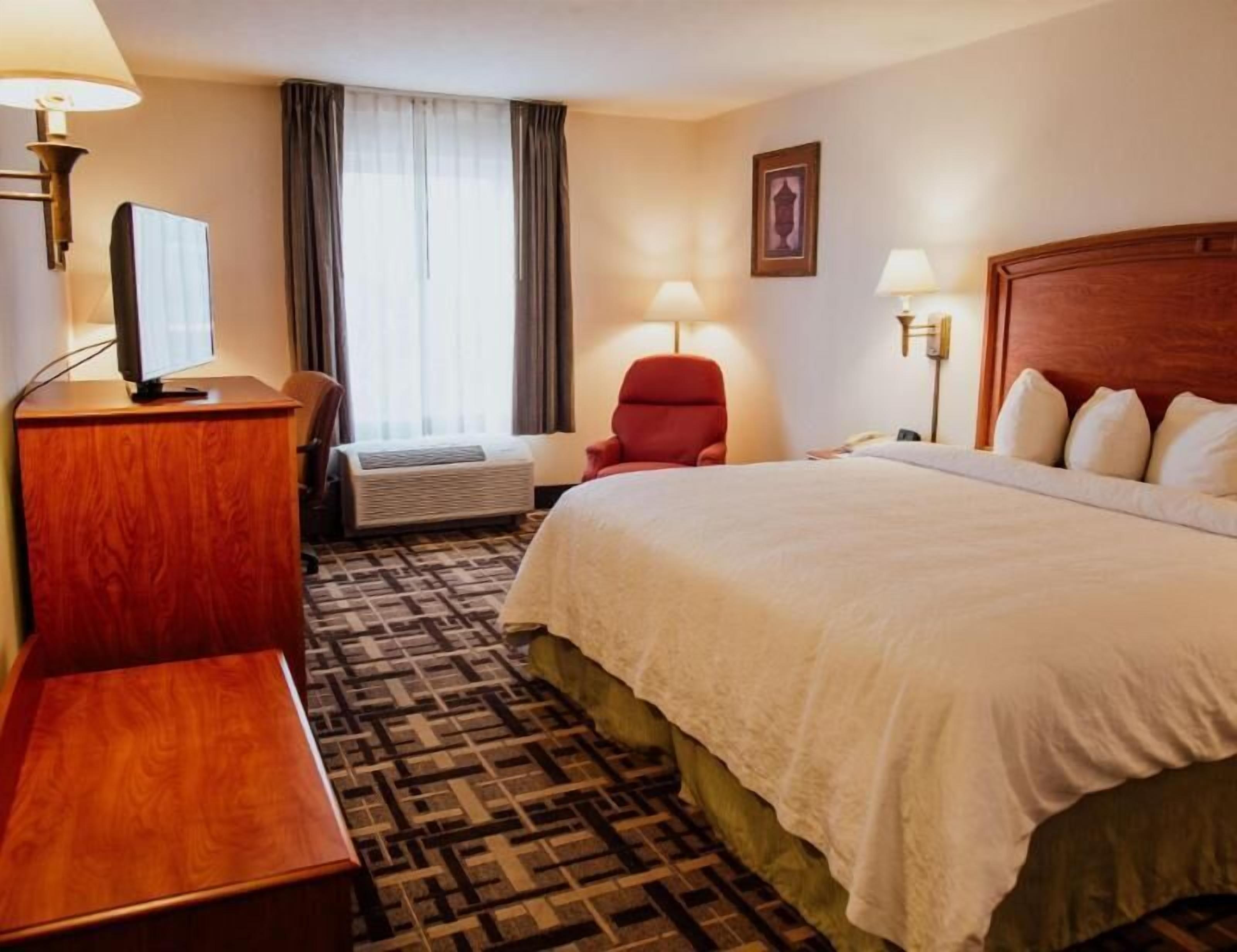 Cubrecamas, caja de seguridad en la habitación y escritorio 