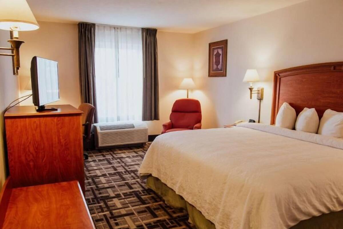 Down duvets, in-room safe, desk, laptop workspace