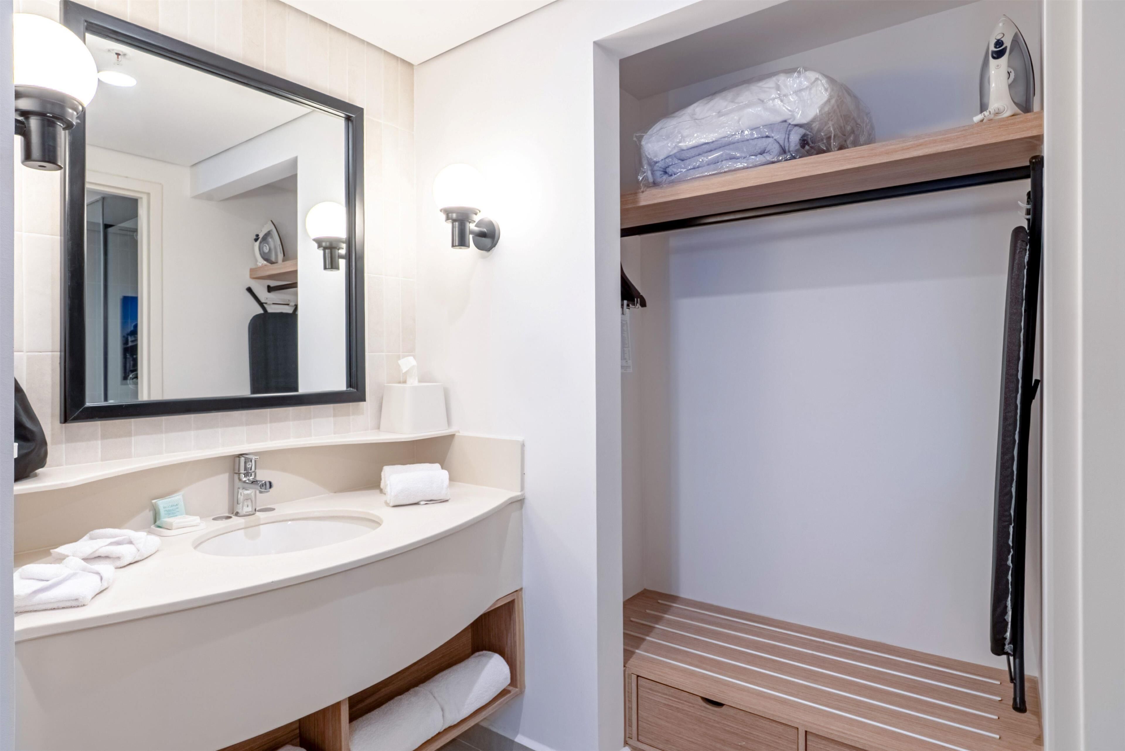 suite, 1 bedroom | bathroom | combined shower/bathtub, designer toiletries, hair dryer, towels