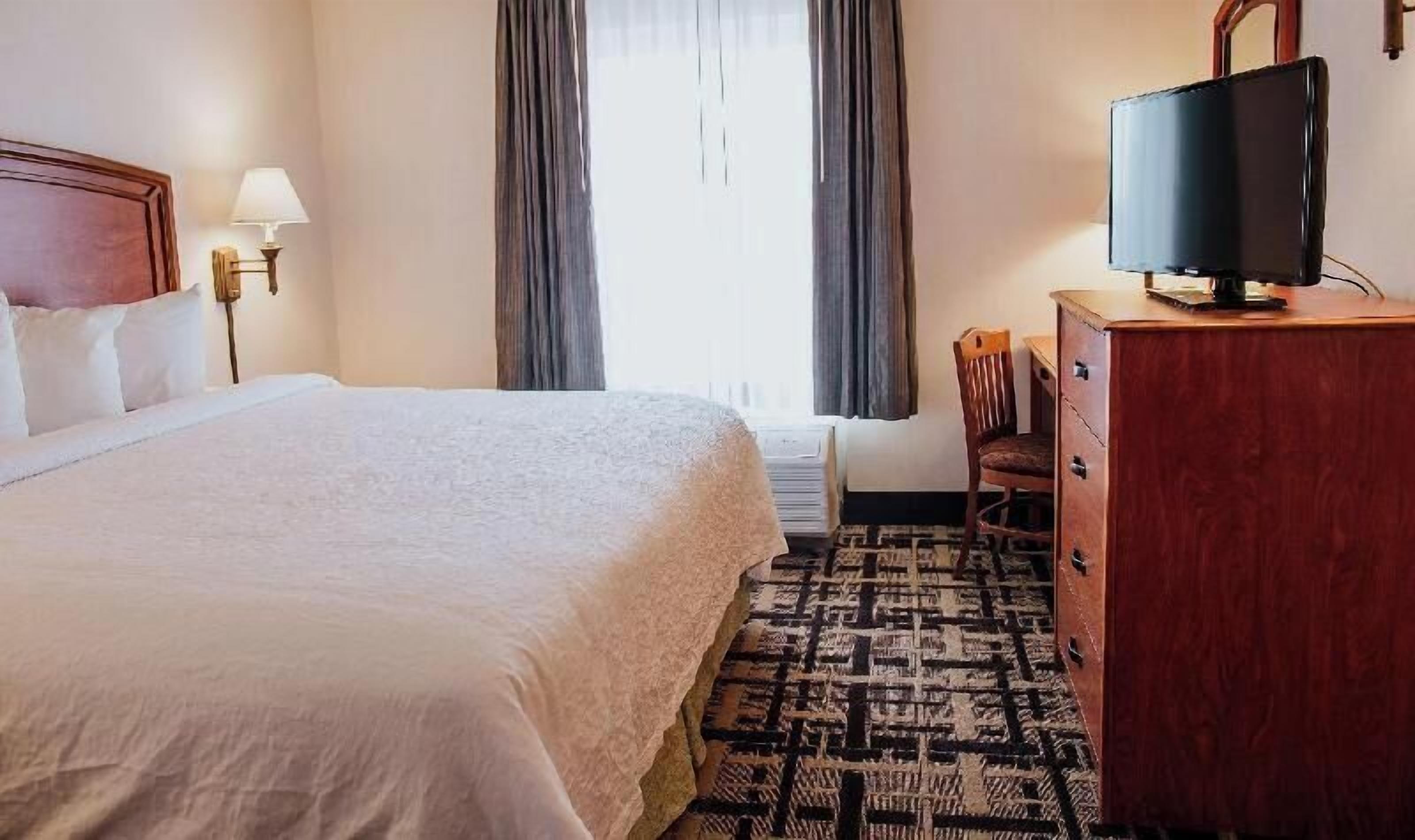 Cubrecamas, caja de seguridad en la habitación y escritorio 