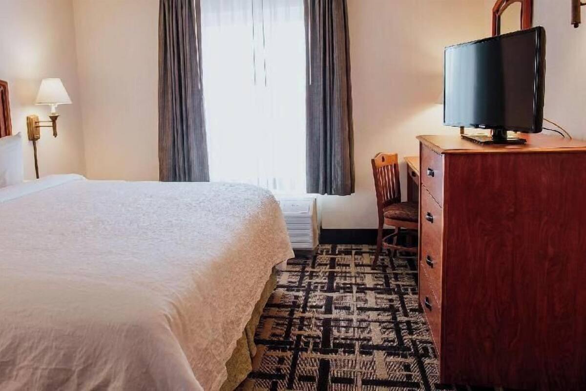 Down duvets, in-room safe, desk, laptop workspace