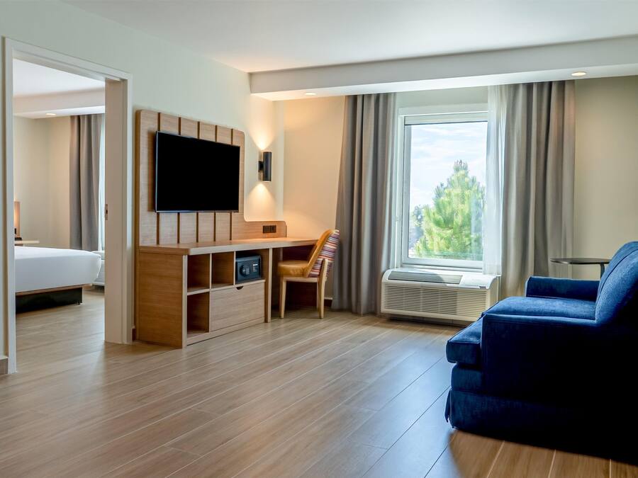 Suite, 1 habitación | Zona de estar | Televisión LED de 32 pulgadas con canales por cable, una televisión