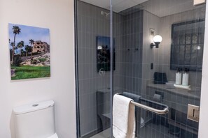 Combined shower/bathtub, designer toiletries, hair dryer, towels