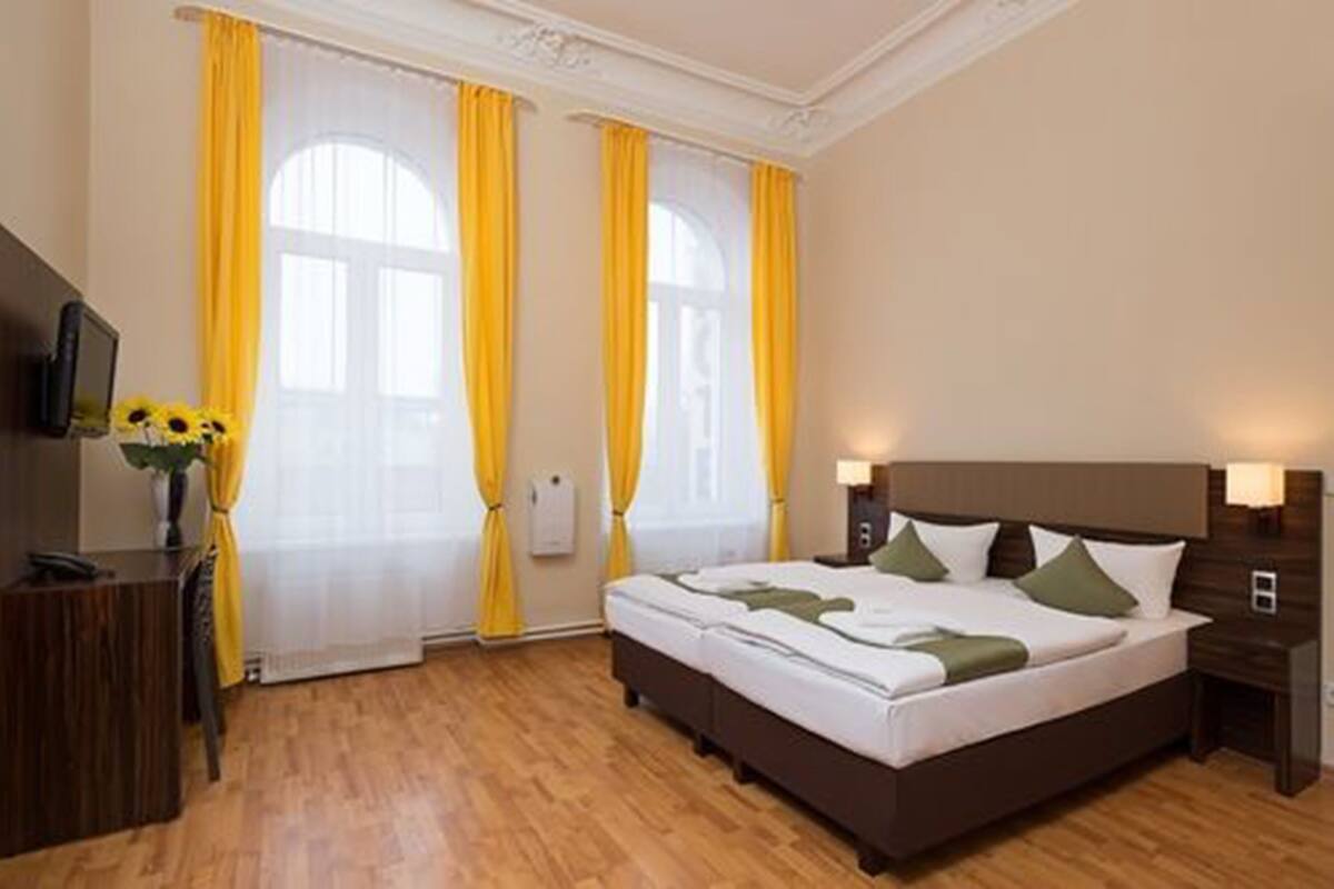 Double Room | Hypo-allergenic bedding available, desk, soundproofing, WiFi (free)
