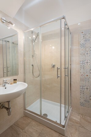 Hair dryer, towels, soap, shampoo - Hotel Cimabue (Florence)