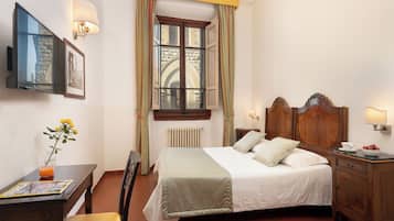 خزنة داخل الغرفة ومكتب ومساحة عمل للكمبيوتر المحمول وستائر تعتيم