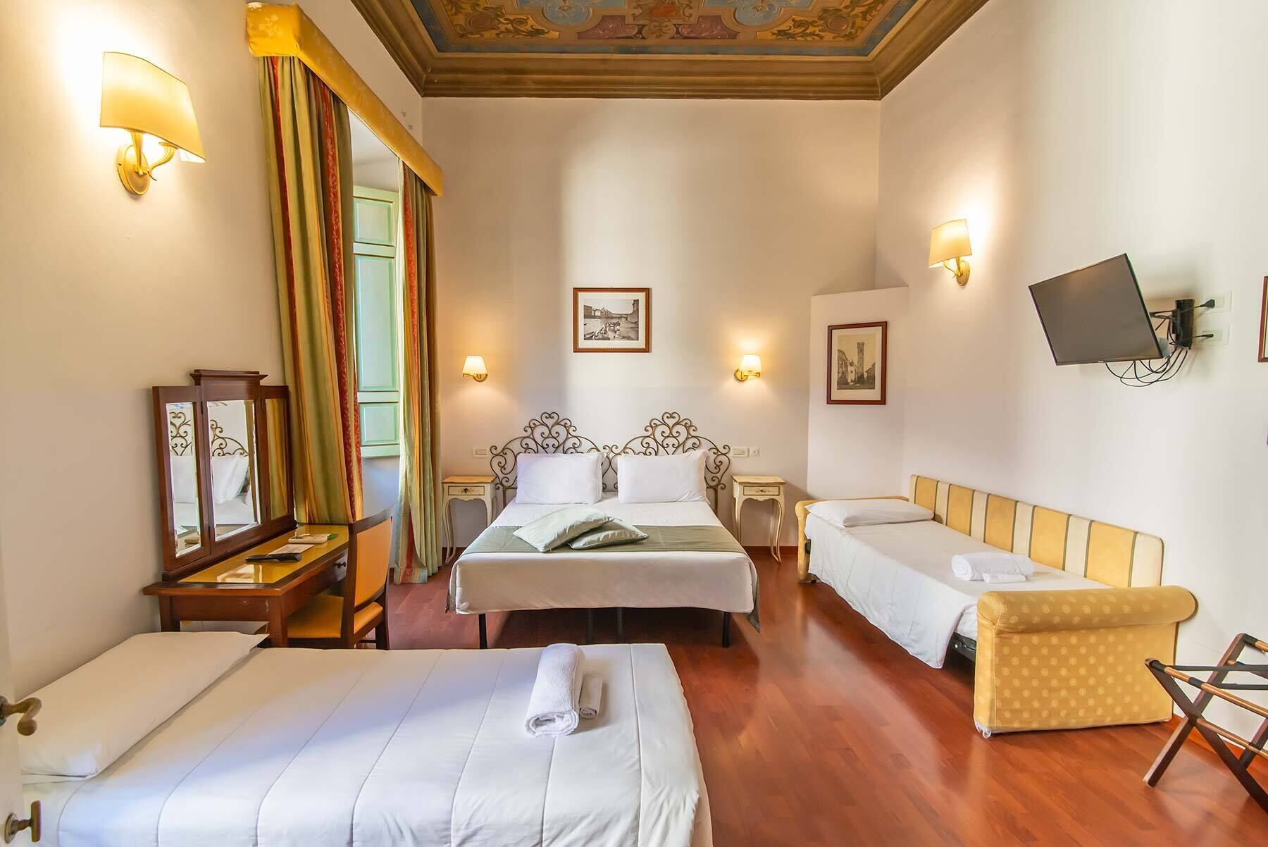 Camera quadrupla | Una cassaforte in camera, una scrivania, postazione laptop