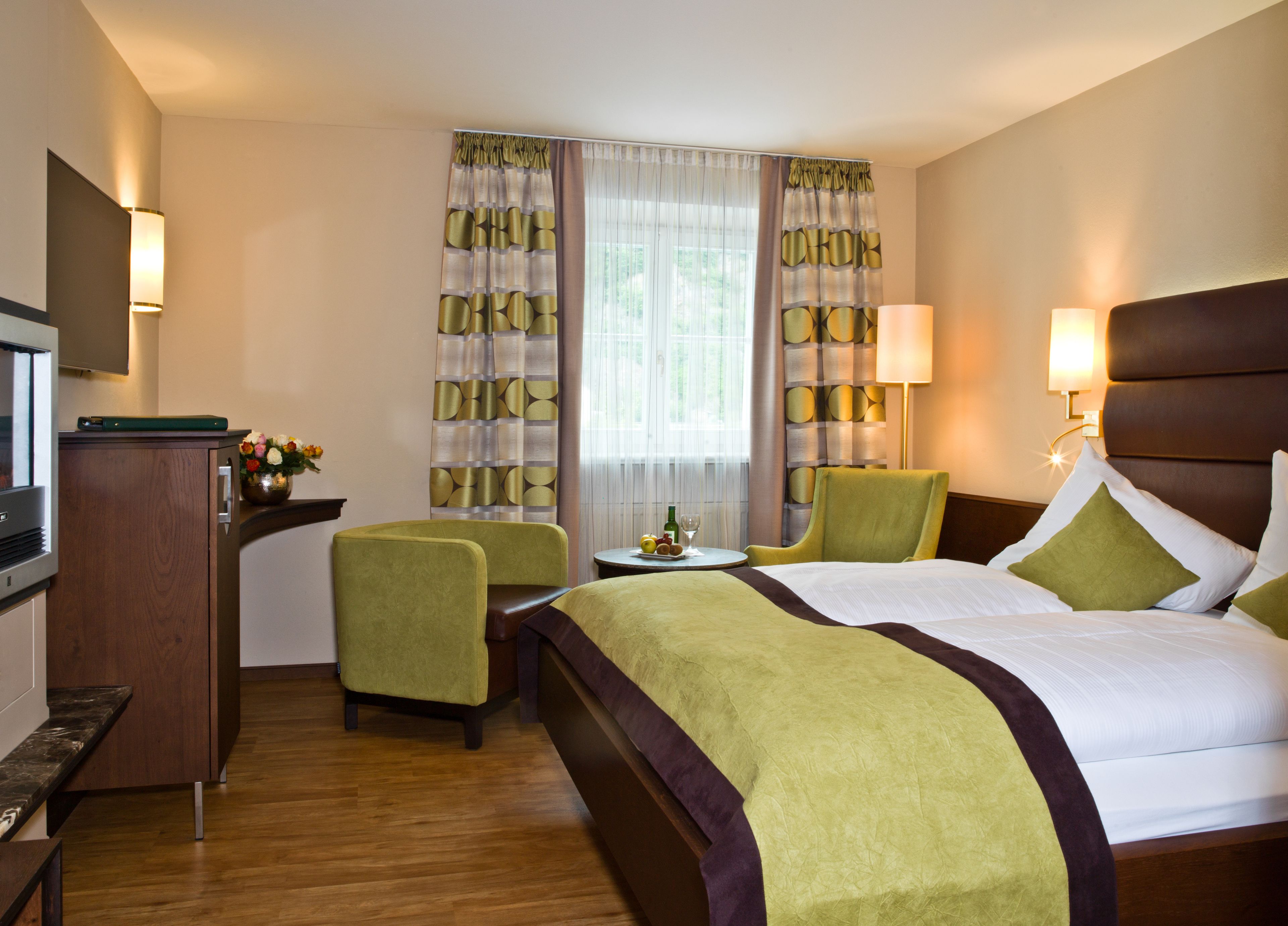 standard double room, 1 queen bed | living area | 0-inch flat-screen tv with satellite channels, tv