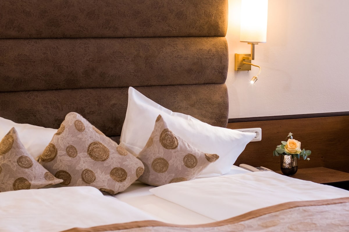 Ropa de cama hipoalergénica y minibar 