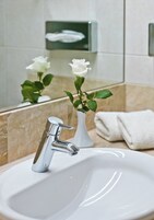 Chuveiro com efeito de chuva, produtos de toalete grátis