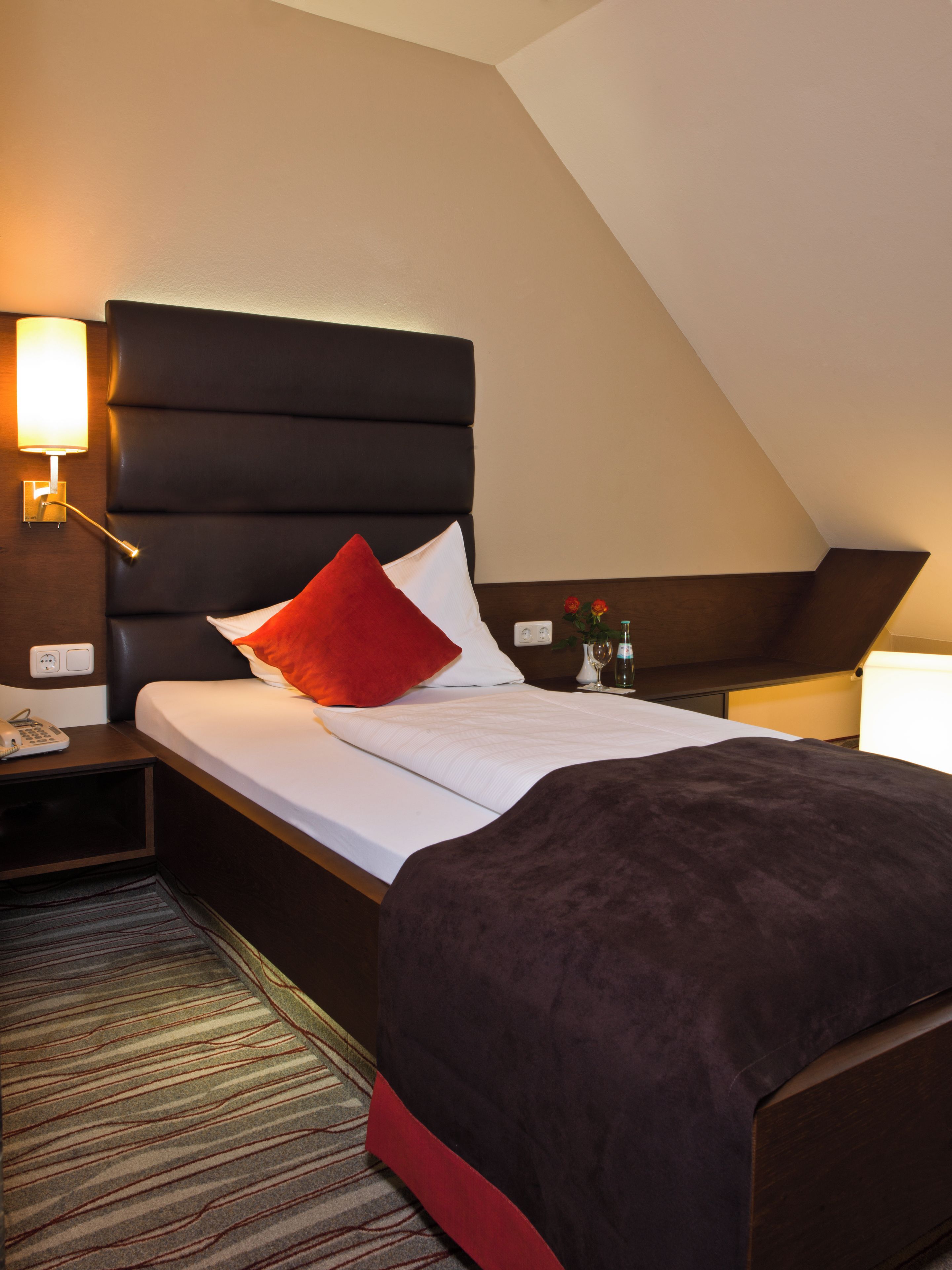 Klassieke eenpersoonskamer | Hypoallergeen beddengoed, een minibar, een kluis op de kamer, een bureau