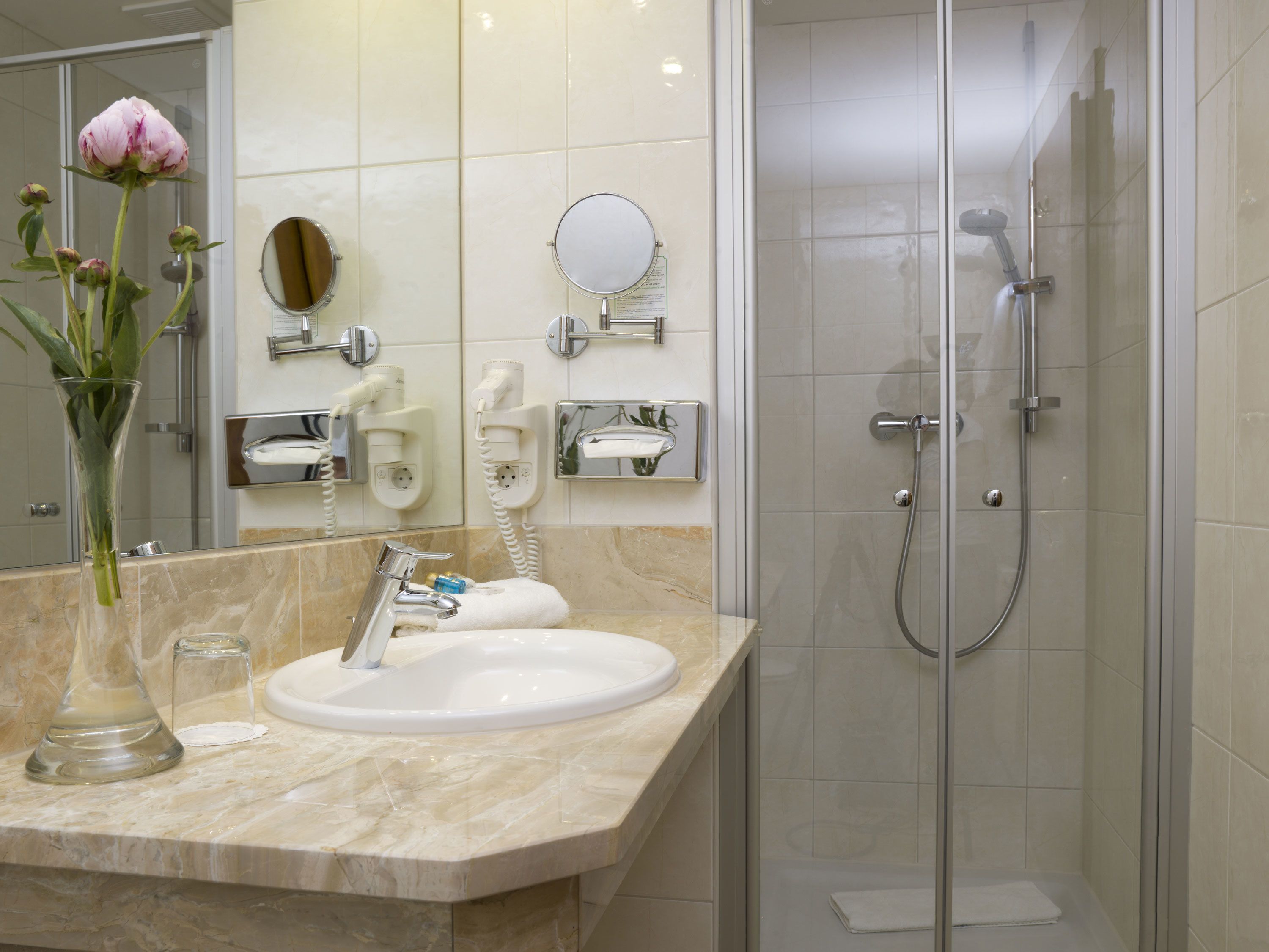 standard single room | bathroom amenities | free toiletries, hair dryer, bathrobes, towels