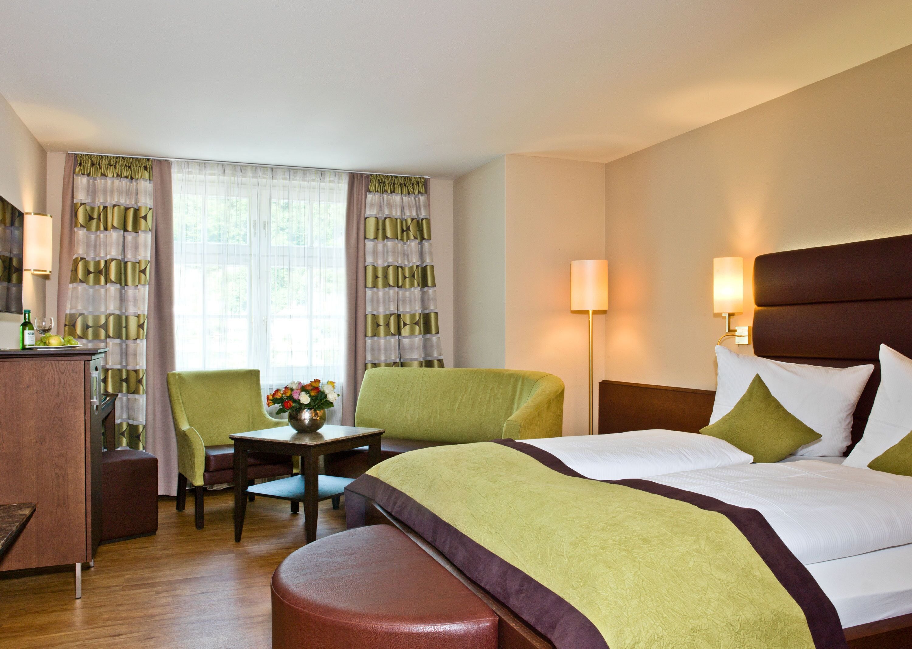 standard double room, 1 queen bed | 1 bedroom, hypo-allergenic bedding, minibar, in-room safe